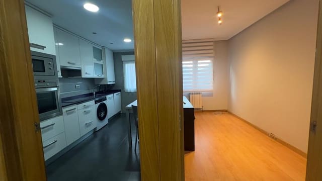 3 slaapkamer Appartement te huur in Centro Urbano, Gijón met garage - € 850 (Ref: 9455743)