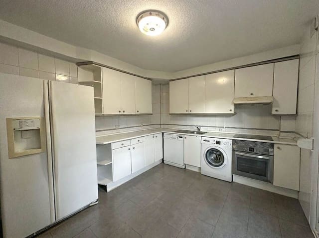 4 makuuhuone Omakotitalo myytävänä paikassa Las Rozas de Madrid mukana uima-altaan 
autotalli - 990 000 € (Ref: 9467959)