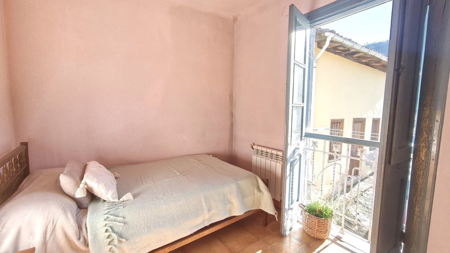 5 bedroom Finca/Country House for sale in Quiros with garage - € 125,000 (Ref: 9467960)