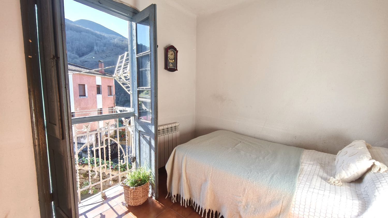 5 bedroom Finca/Country House for sale in Quiros with garage - € 125,000 (Ref: 9467960)