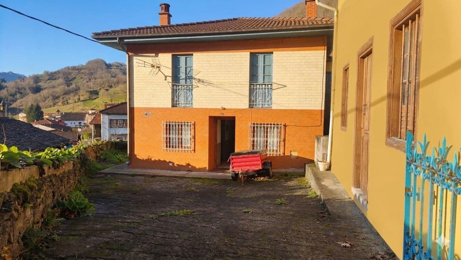 5 bedroom Finca/Country House for sale in Quiros with garage - € 123,000 (Ref: 9467960)