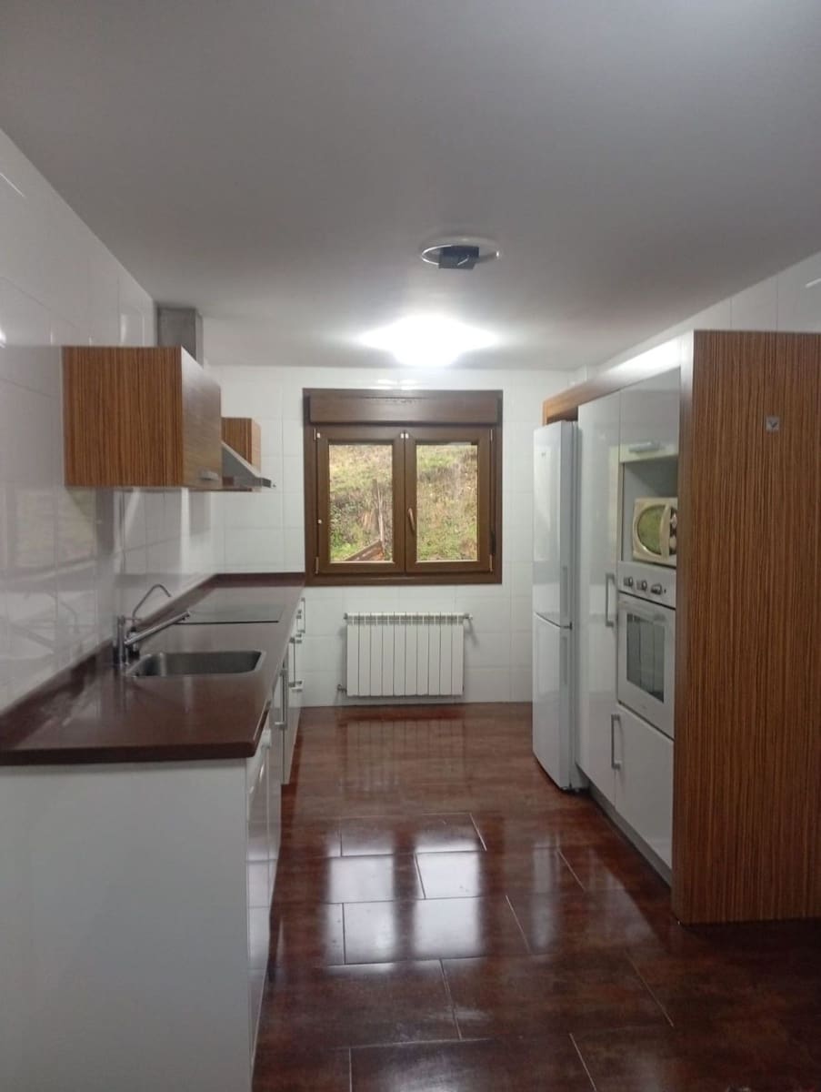 4 bedroom Villa for sale in Siero with garage - € 390,000 (Ref: 9480848)