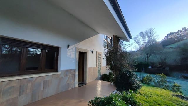 Chalet de 4 habitaciones en Siero en venta con garaje - 390.000 € (Ref: 9480848)