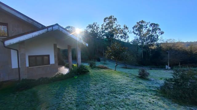 Chalet de 4 habitaciones en Siero en venta con garaje - 390.000 € (Ref: 9480848)