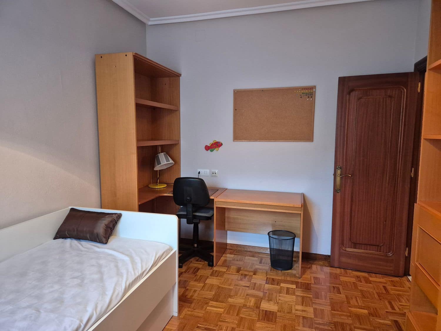 5 bedroom Apartment for rent in San Martin del Rey Aurelio with garage - € 750 (Ref: 9503730)