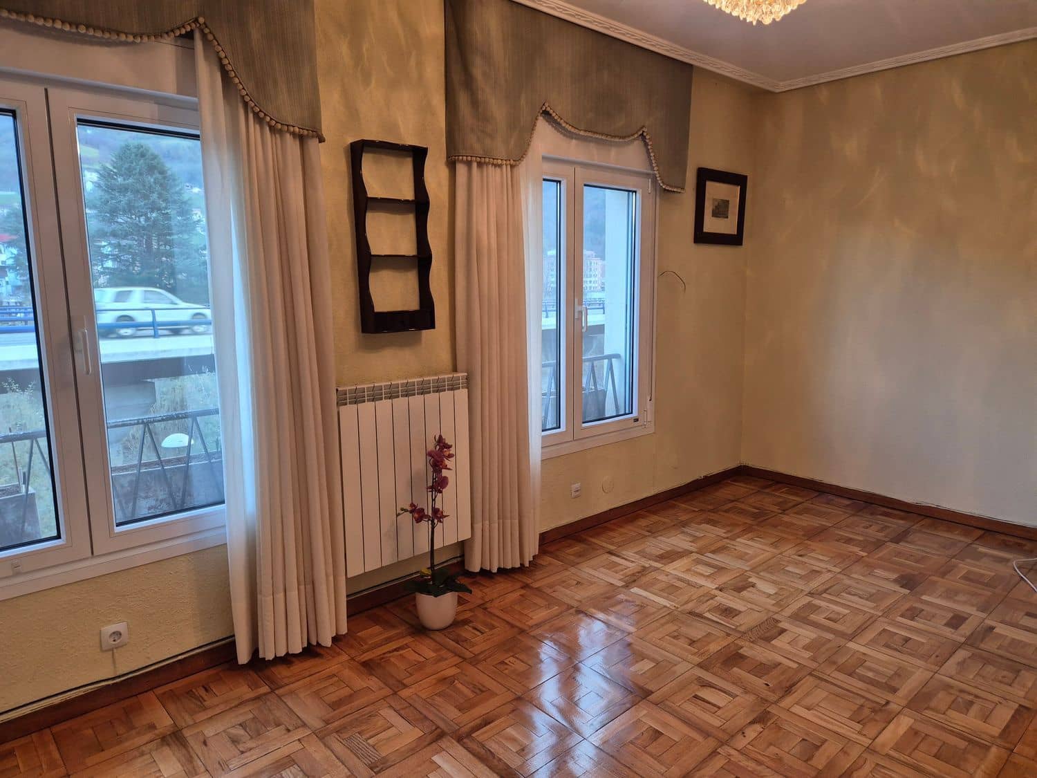 5 bedroom Apartment for rent in San Martin del Rey Aurelio with garage - € 750 (Ref: 9503730)