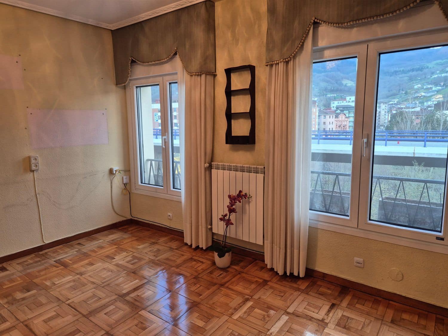 5 bedroom Apartment for rent in San Martin del Rey Aurelio with garage - € 750 (Ref: 9503730)