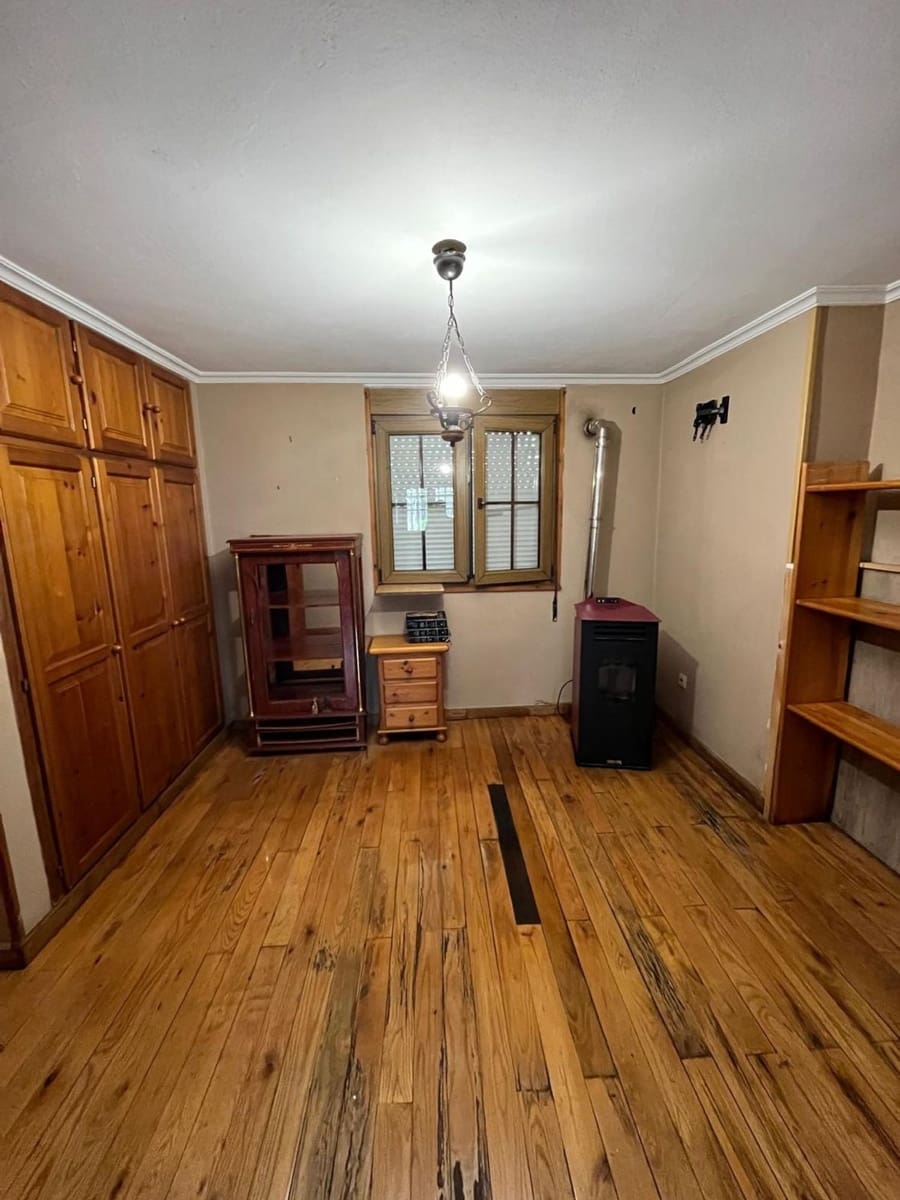 5 bedroom Finca/Country House for sale in Onis with garage - € 167,000 (Ref: 9508407)