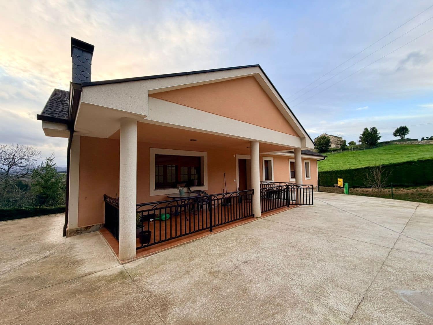 5 soveværelse Villa til salg i Castropol med garage - € 375.000 (Ref: 9540919)