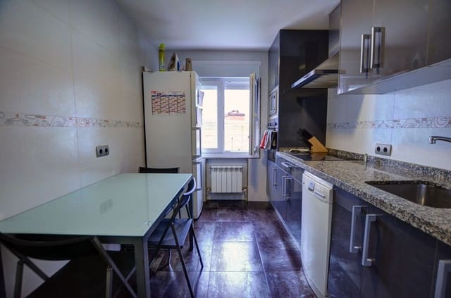 4 slaapkamer Appartement te koop in Avilés met garage - € 145.000 (Ref: 9547391)