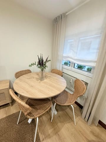 1 slaapkamer Appartement te huur in Centro Urbano, Oviedo met garage - € 850 (Ref: 9554380)
