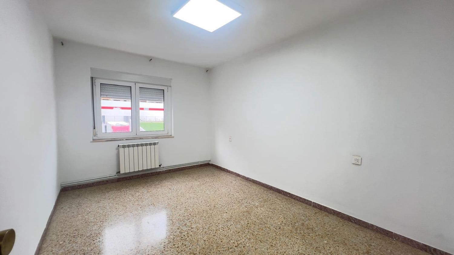 3 bedroom Apartment for rent in Gijon with garage - € 700 (Ref: 9568052)