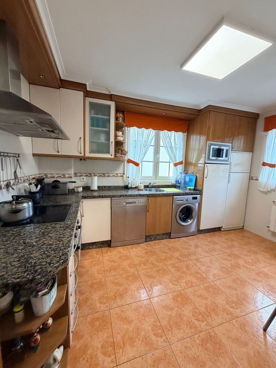 6 makuuhuone Huvila myytävänä paikassa Luarca mukana 
autotalli - 660 000 € (Ref: 9568055)