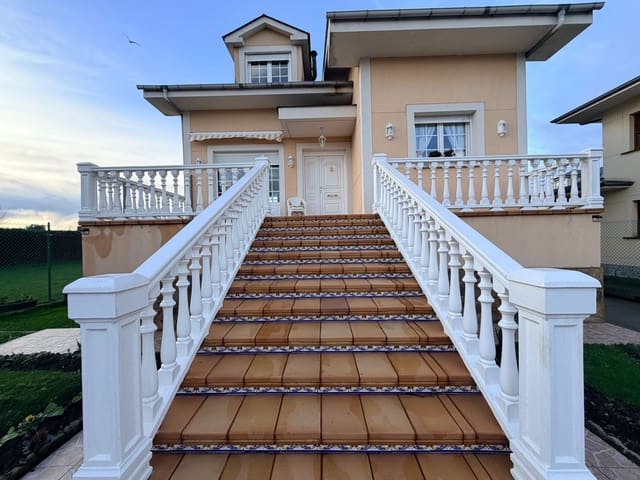 6 soverom Villa til salgs i Luarca, Valdés med garasje - € 660 000 (Ref: 9568055)