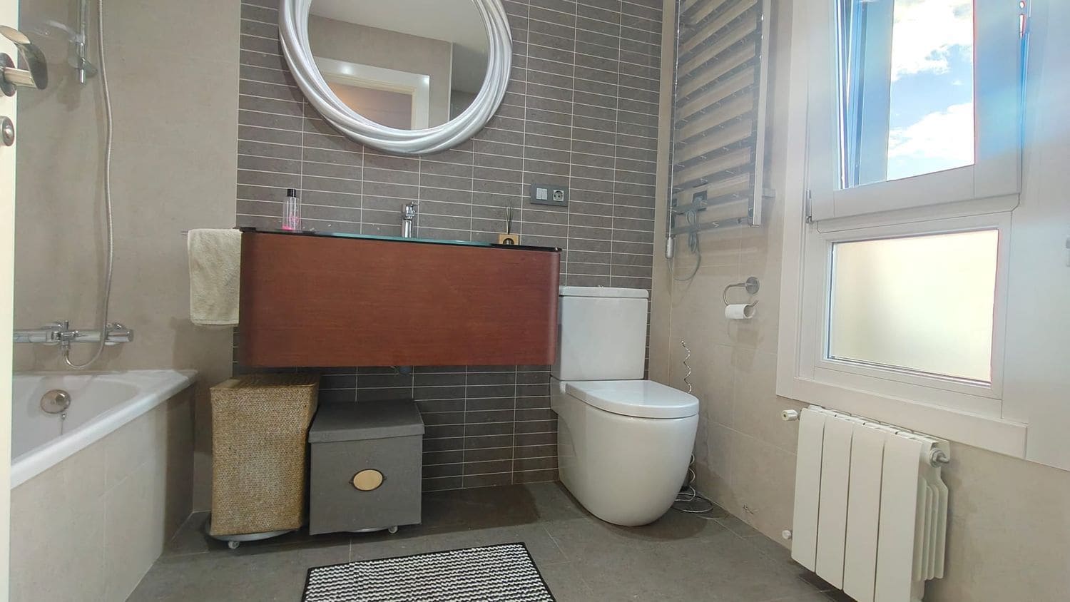 2 bedroom Apartment for rent in Gijon with pool garage - € 1,300 (Ref: 9585419)