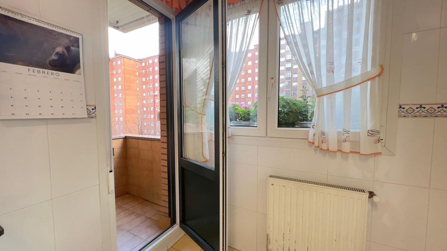 2 bedroom Apartment for rent in Gijon with garage - € 850 (Ref: 9618985)