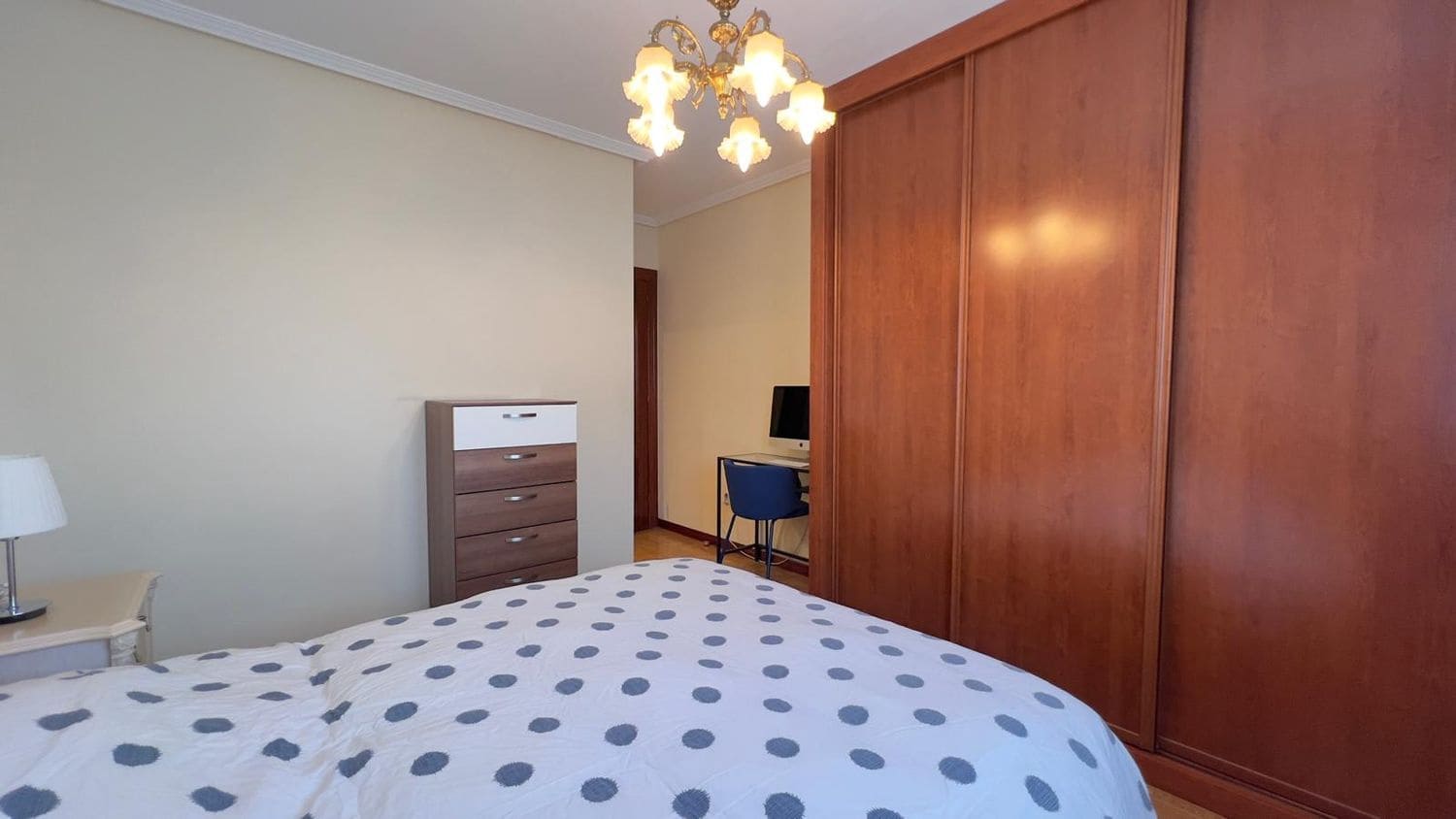 2 bedroom Apartment for rent in Gijon with garage - € 850 (Ref: 9618985)