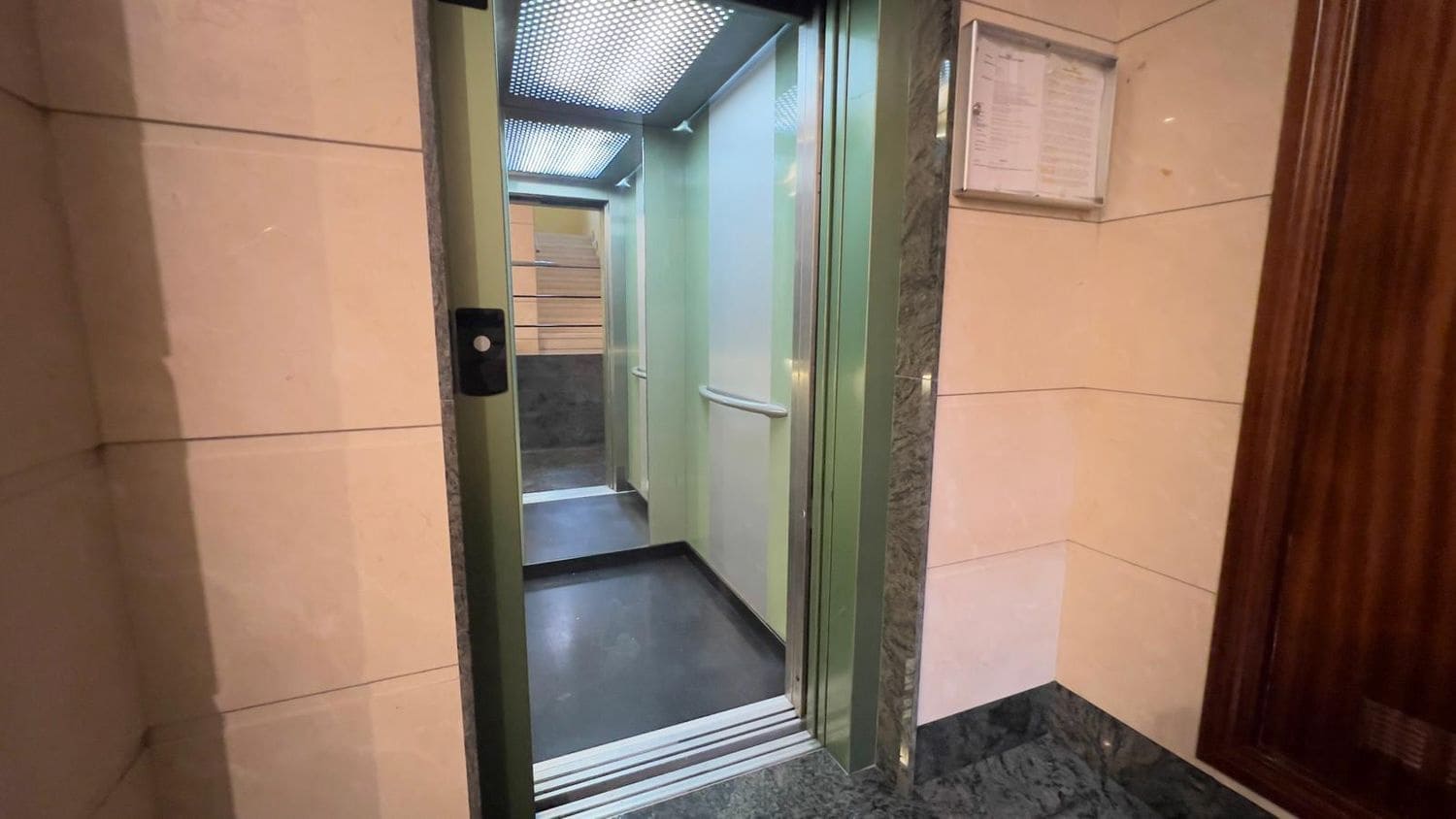 2 bedroom Apartment for rent in Gijon with garage - € 850 (Ref: 9618985)