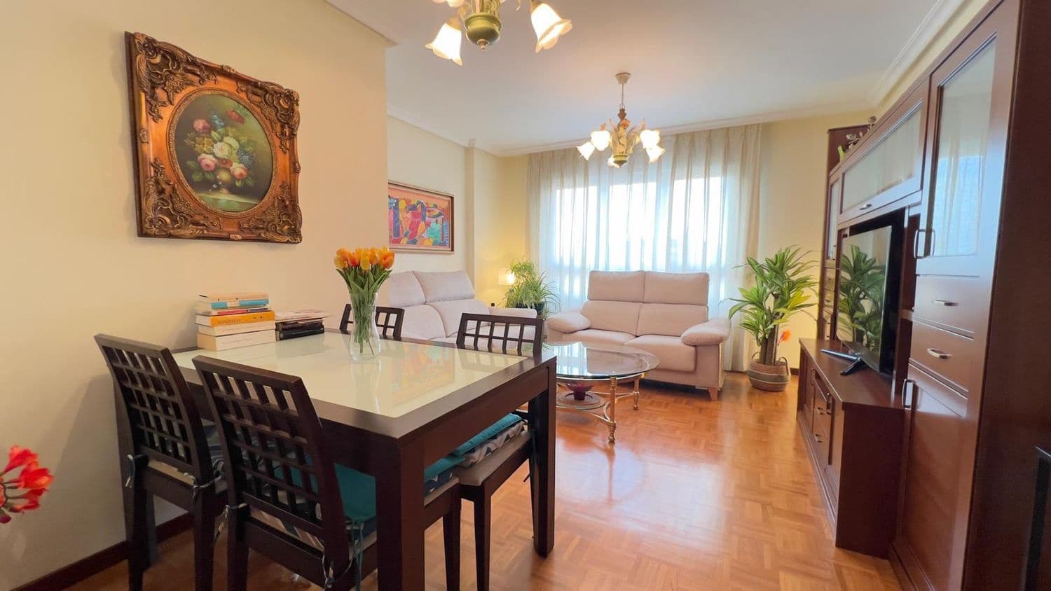 2 bedroom Apartment for rent in Gijon with garage - € 850 (Ref: 9618985)