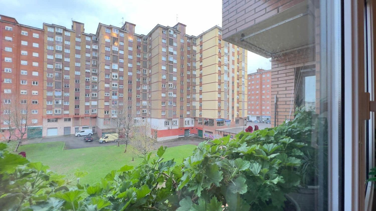 2 bedroom Apartment for rent in Gijon with garage - € 850 (Ref: 9618985)