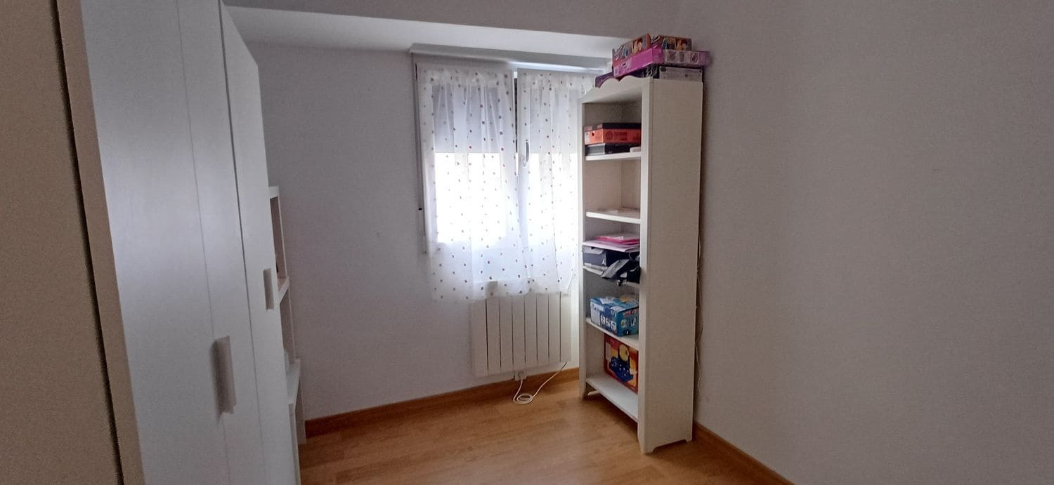 3 bedroom Apartment for rent in Gijon with garage - € 820 (Ref: 9627029)