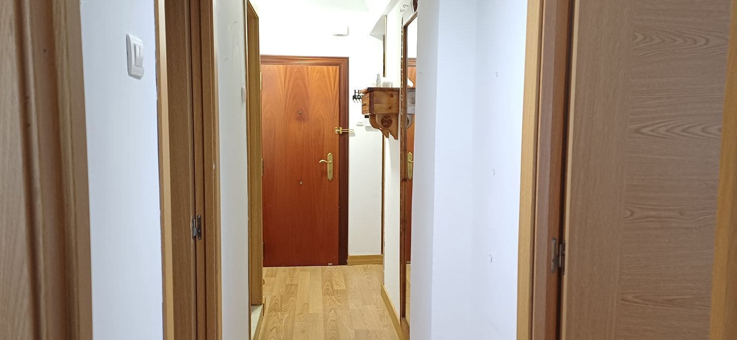 3 bedroom Apartment for rent in Gijon with garage - € 820 (Ref: 9627029)