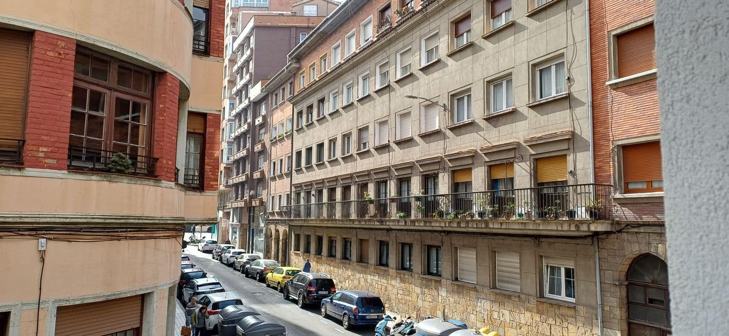3 bedroom Apartment for rent in Gijon with garage - € 820 (Ref: 9627029)