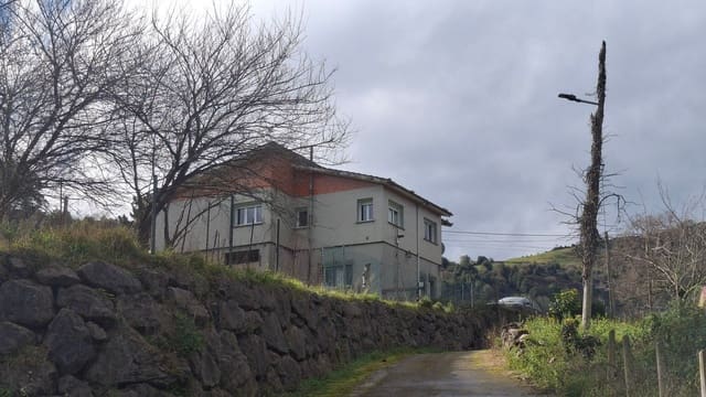 4 makuuhuone Huvila myytävänä paikassa Gijón mukana 
autotalli - 350 000 € (Ref: 9627031)