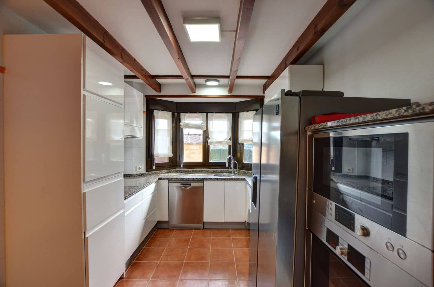 4 makuuhuone Omakotitalo myytävänä paikassa Castrillon mukana 
autotalli - 475 000 € (Ref: 9632915)