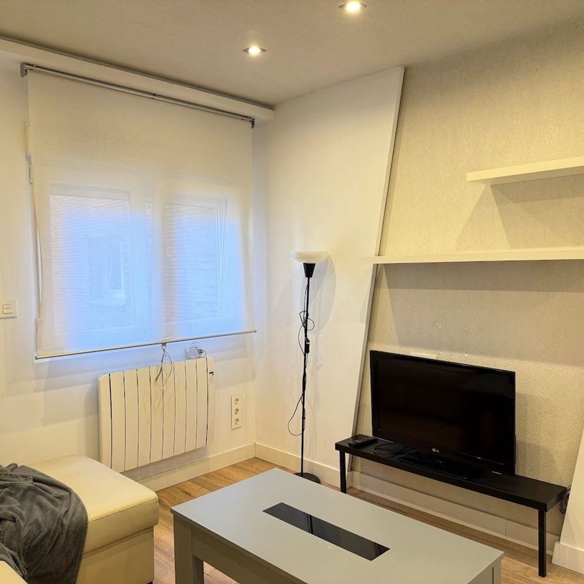 2 bedroom Apartment for rent in Gijon with garage - € 800 (Ref: 9636199)