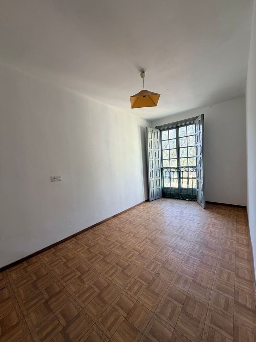 5 bedroom Apartment for sale in Cudillero with garage - € 165,000 (Ref: 9655585)