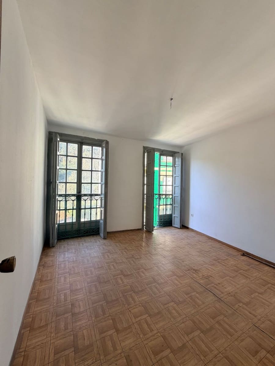 5 bedroom Apartment for sale in Cudillero with garage - € 165,000 (Ref: 9655585)