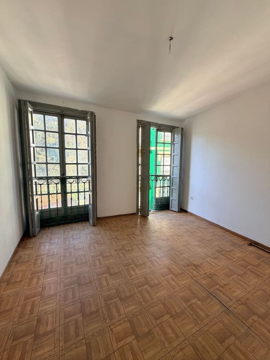 5 bedroom Apartment for sale in Cudillero with garage - € 165,000 (Ref: 9655585)