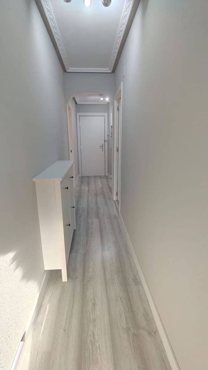 3 bedroom Apartment for rent in Gijon with garage - € 900 (Ref: 9658176)