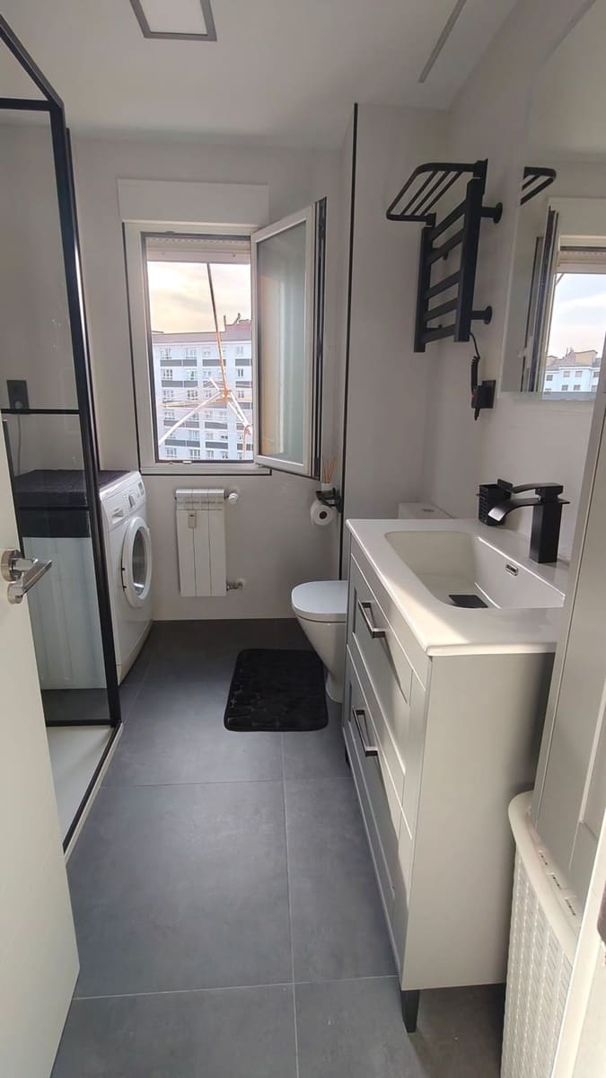 3 bedroom Apartment for rent in Gijon with garage - € 900 (Ref: 9658176)