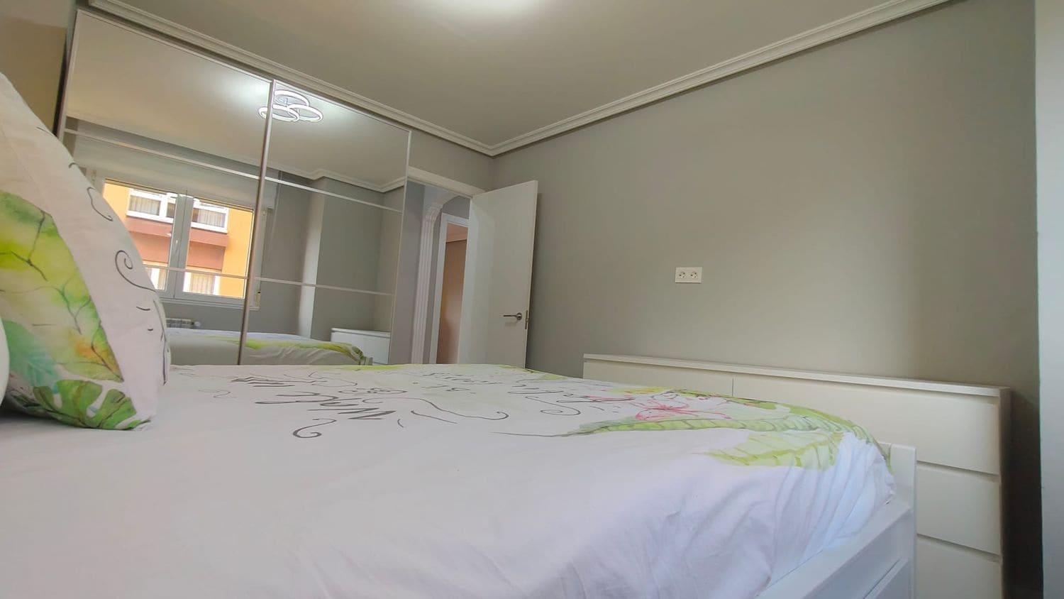 3 bedroom Apartment for rent in Gijon with garage - € 900 (Ref: 9658176)