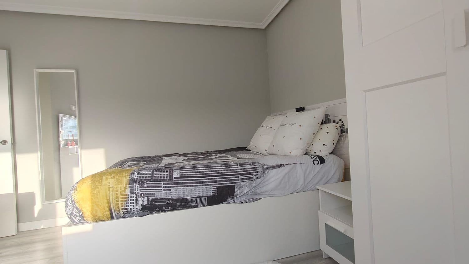 3 bedroom Apartment for rent in Gijon with garage - € 900 (Ref: 9658176)