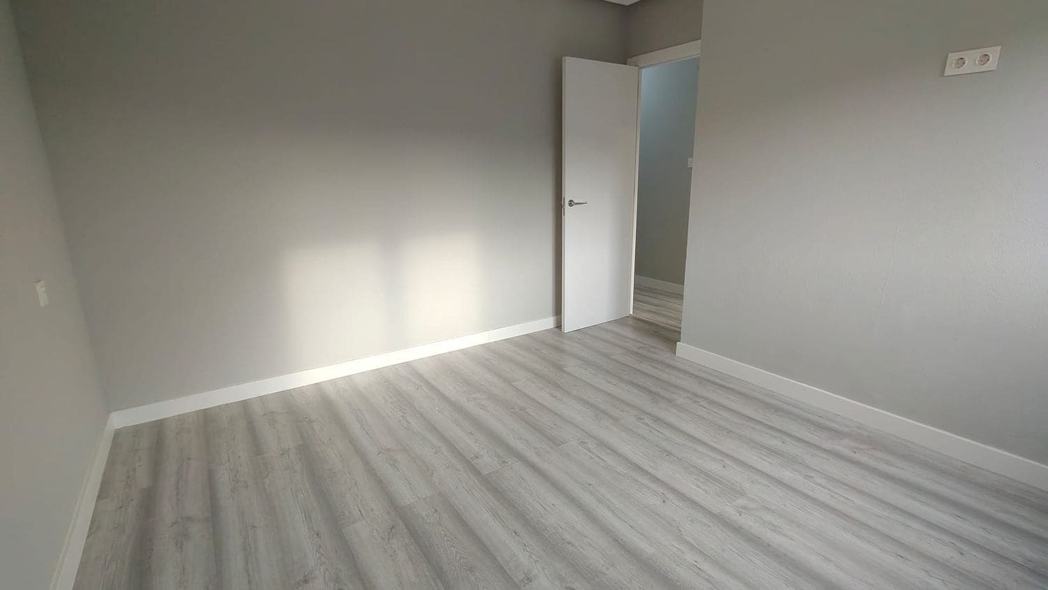 3 bedroom Apartment for rent in Gijon with garage - € 900 (Ref: 9658176)