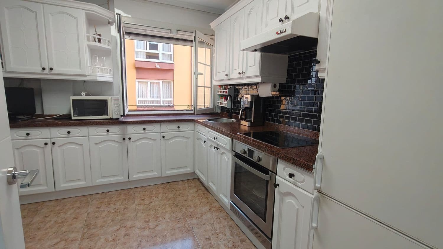 3 bedroom Apartment for rent in Gijon with garage - € 900 (Ref: 9658176)