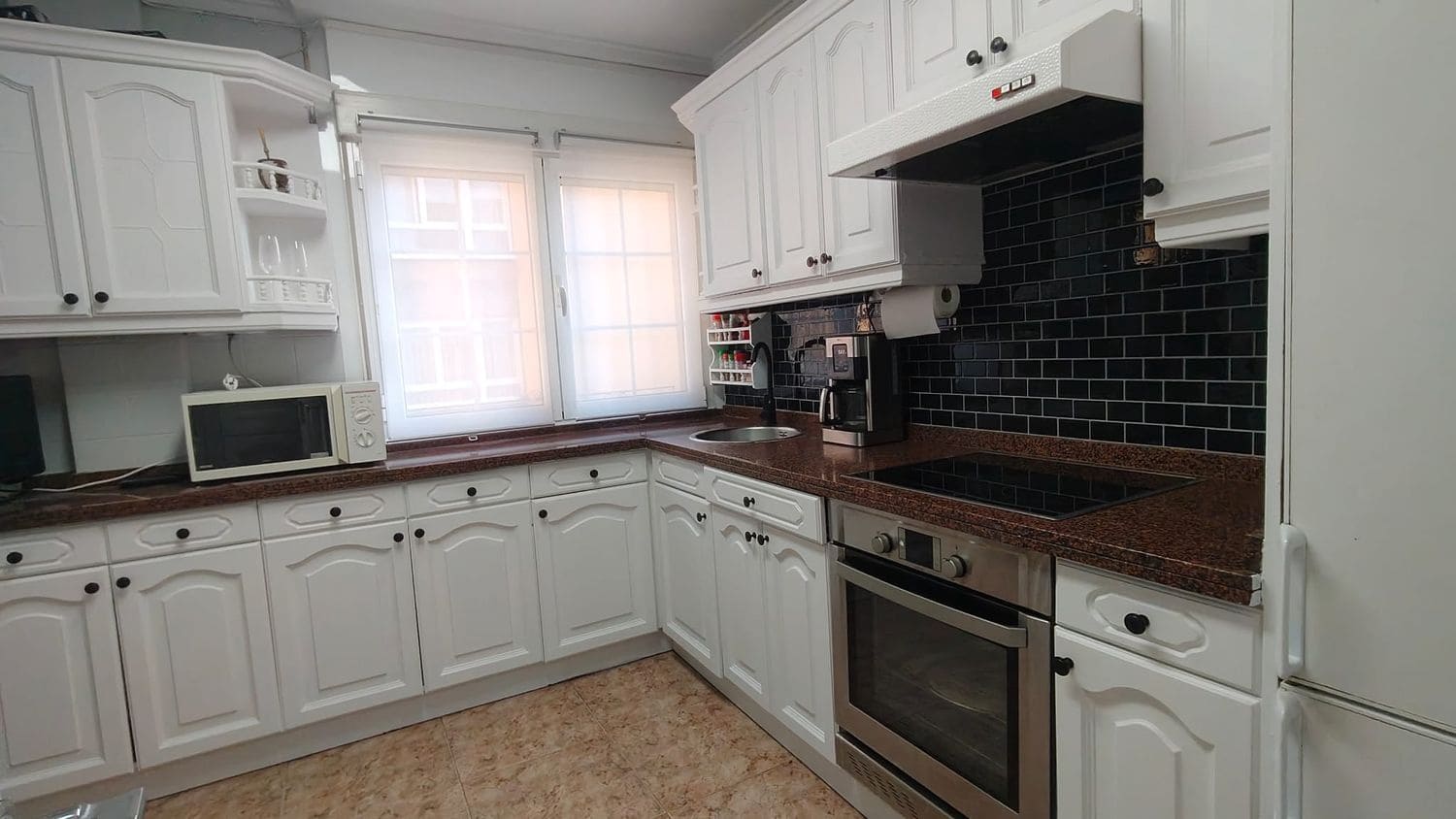 3 bedroom Apartment for rent in Gijon with garage - € 900 (Ref: 9658176)