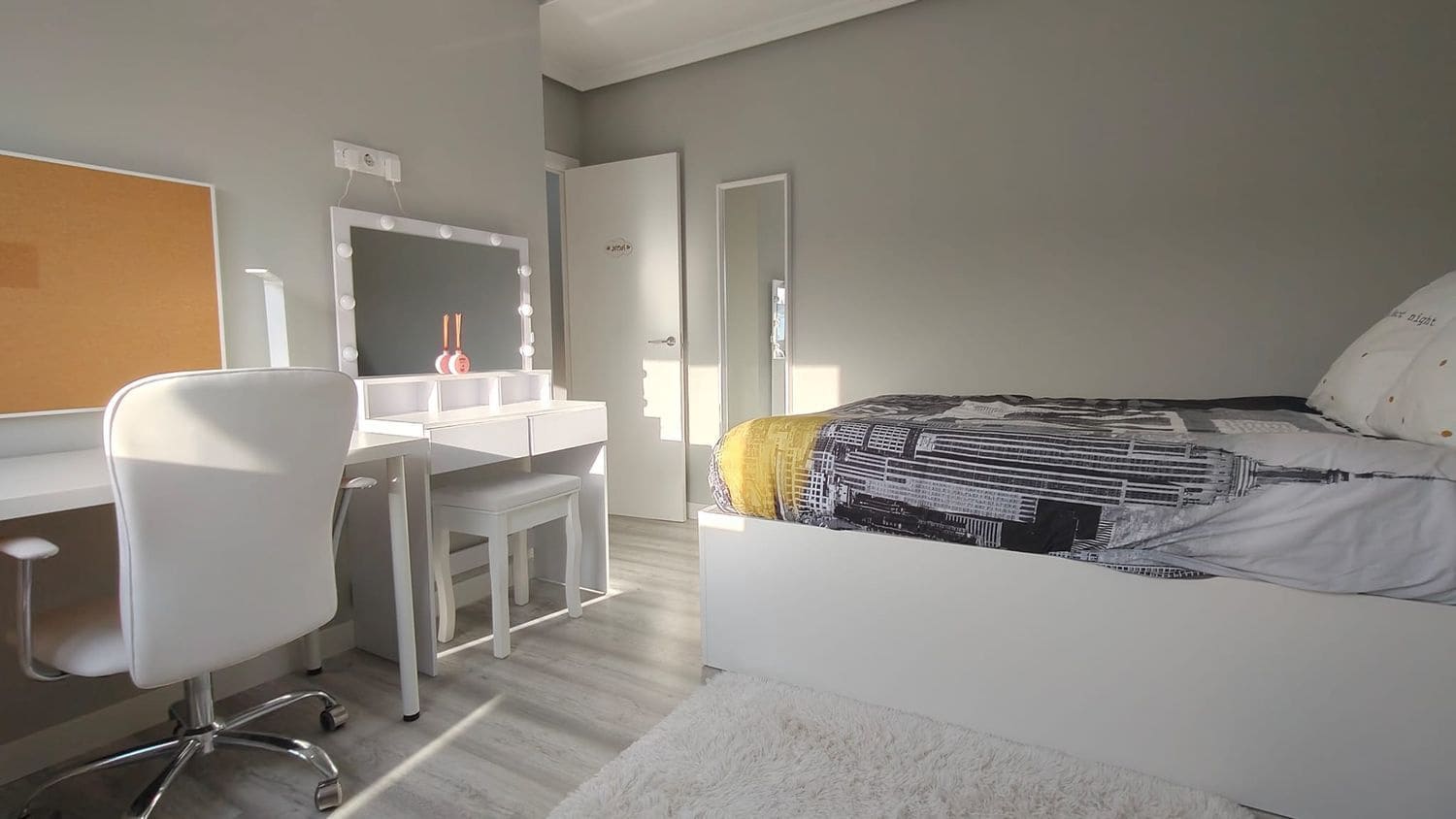3 bedroom Apartment for rent in Gijon with garage - € 900 (Ref: 9658176)