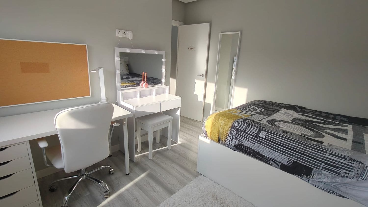 3 bedroom Apartment for rent in Gijon with garage - € 900 (Ref: 9658176)