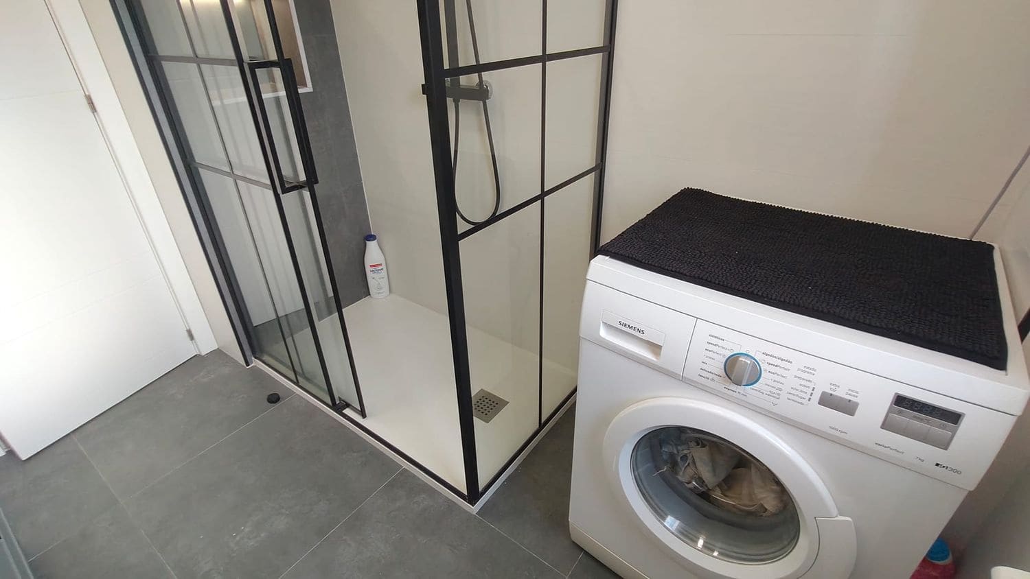 3 bedroom Apartment for rent in Gijon with garage - € 900 (Ref: 9658176)