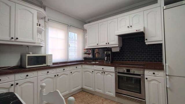 3 bedroom Apartment for rent in Centro Urbano, Gijón - € 900 (Ref: 9658176)