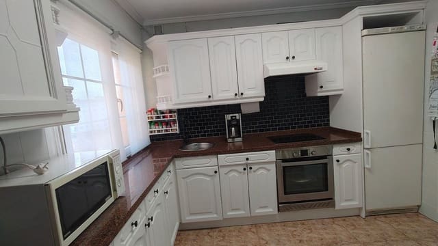 3 bedroom Apartment for rent in Centro Urbano, Gijón - € 900 (Ref: 9658176)