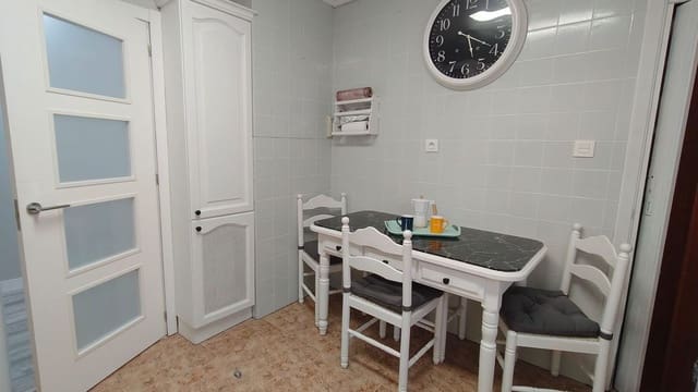 3 bedroom Apartment for rent in Centro Urbano, Gijón - € 900 (Ref: 9658176)