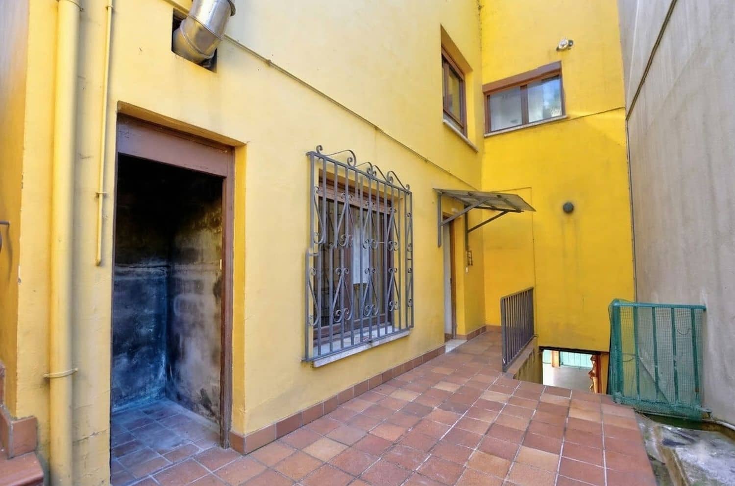 6 bedroom Finca/Country House for sale in Lena with garage - € 168,000 (Ref: 9694738)