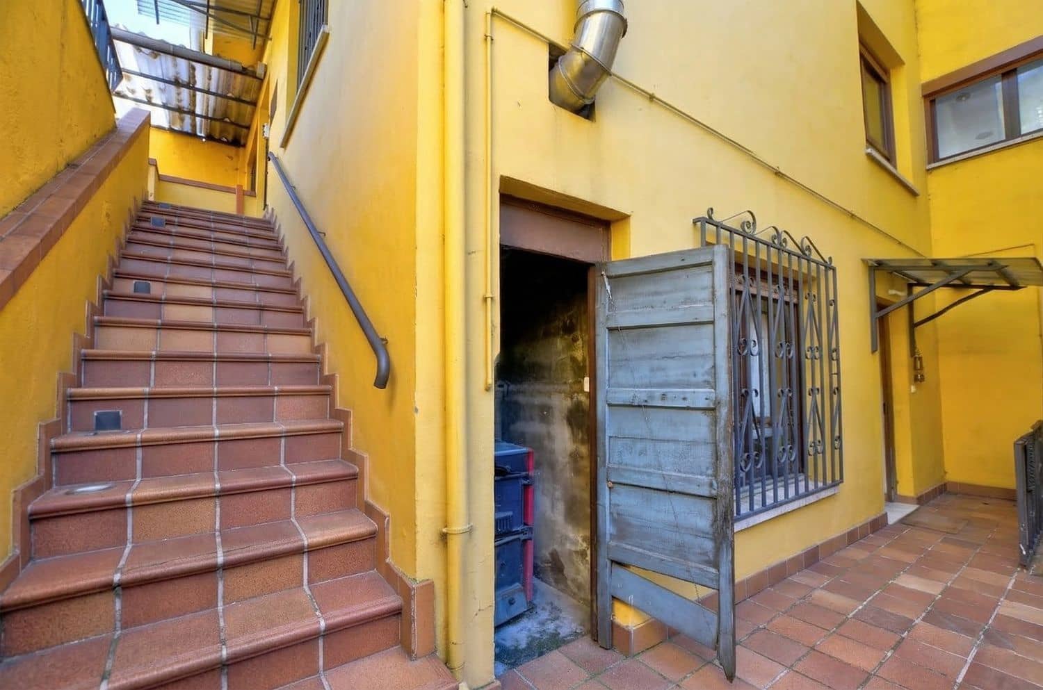 6 bedroom Finca/Country House for sale in Lena with garage - € 168,000 (Ref: 9694738)