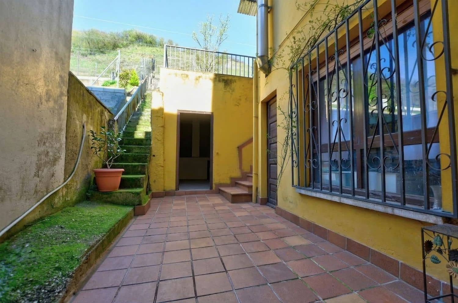 6 bedroom Finca/Country House for sale in Lena with garage - € 168,000 (Ref: 9694738)