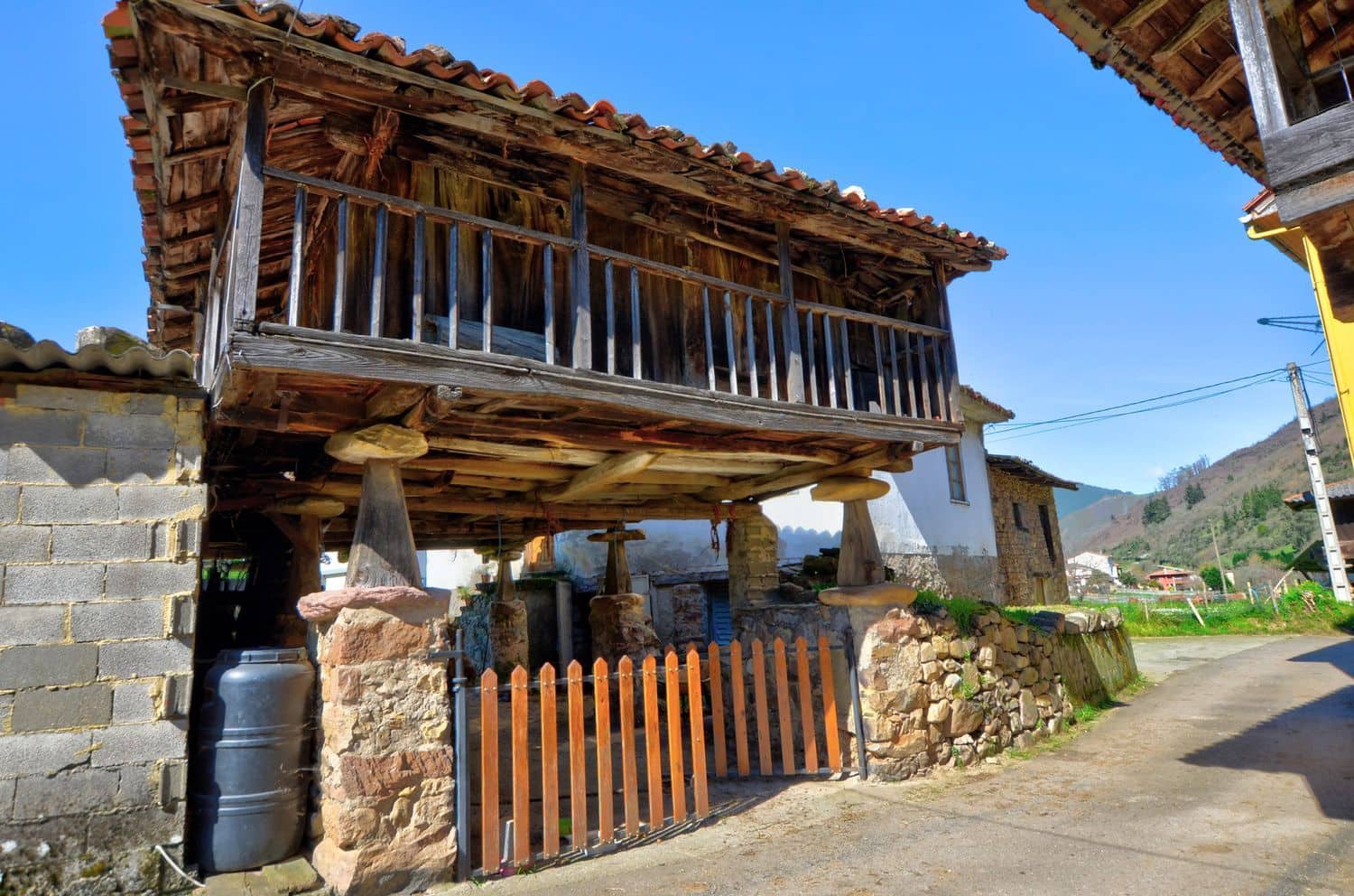 2 bedroom Finca/Country House for sale in Tineo with garage - € 80,000 (Ref: 9694739)